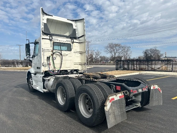 2021 Volvo VNR 640 - image 5