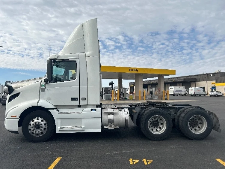 2021 Volvo VNR 640 - image 4