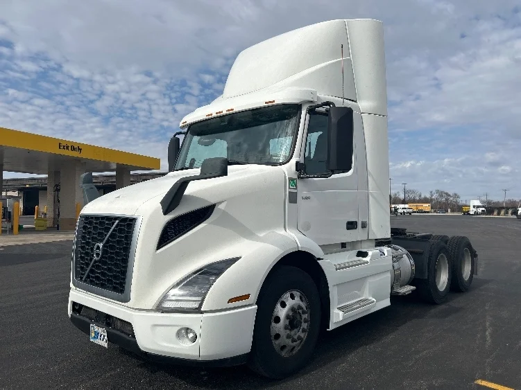 2021 Volvo VNR 640 - image 3
