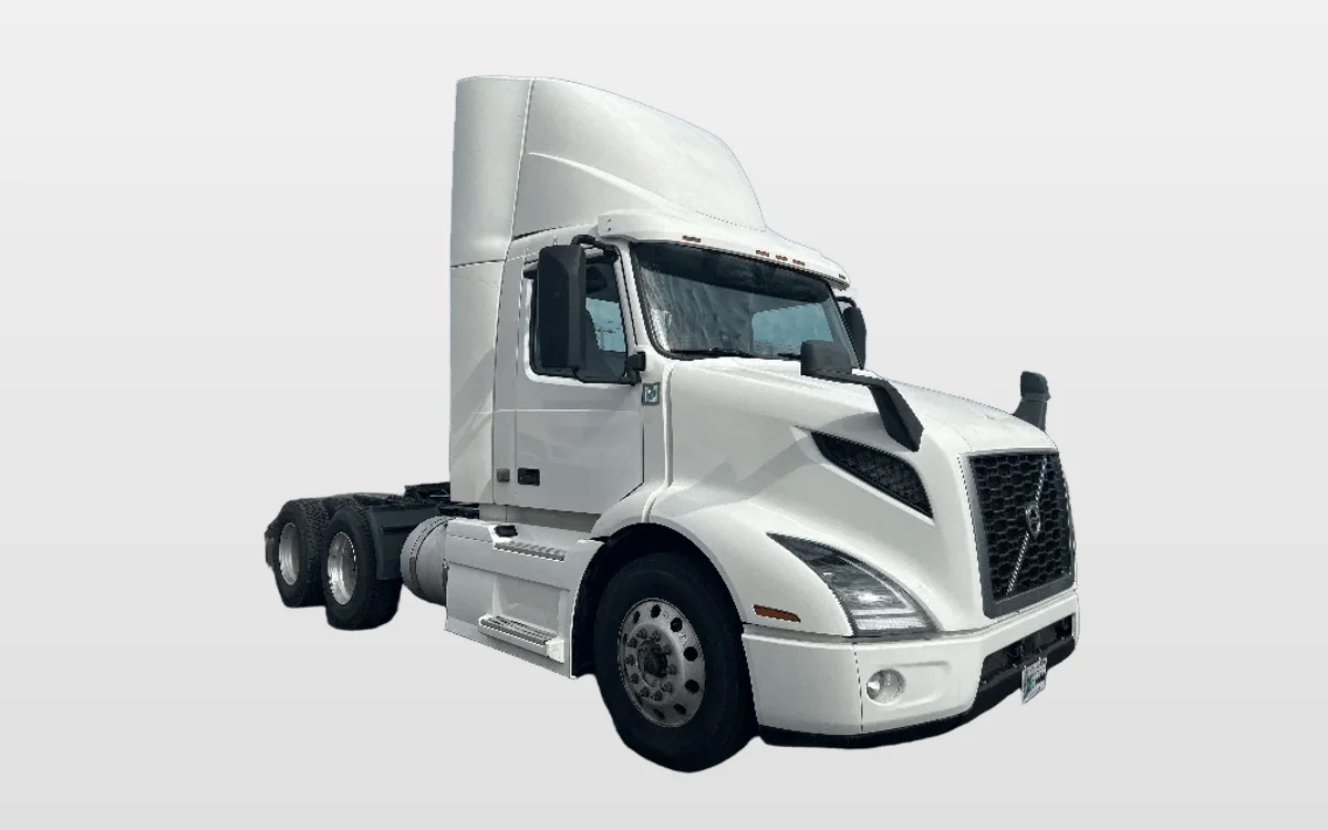 2021 Volvo VNR 640 - image 1
