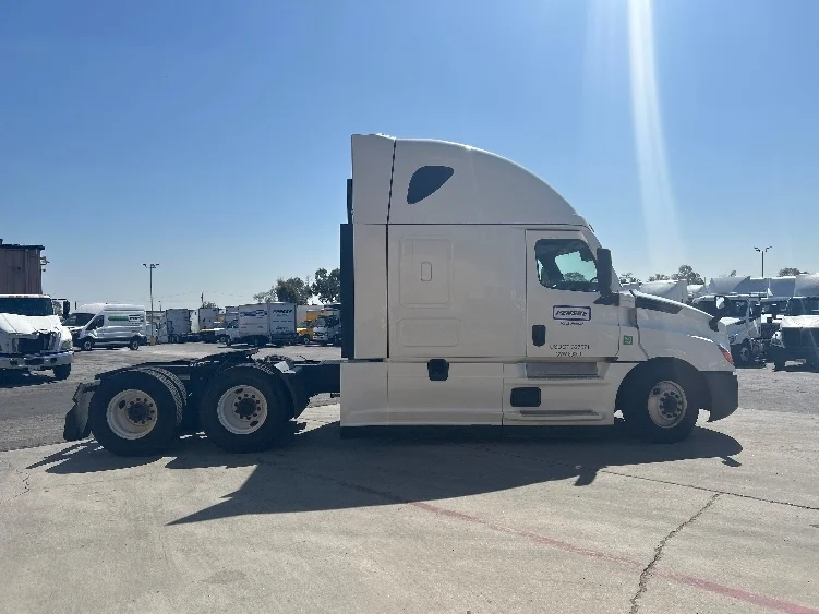 2021 Freightliner Cascadia in Torrance, CA — photo 8
