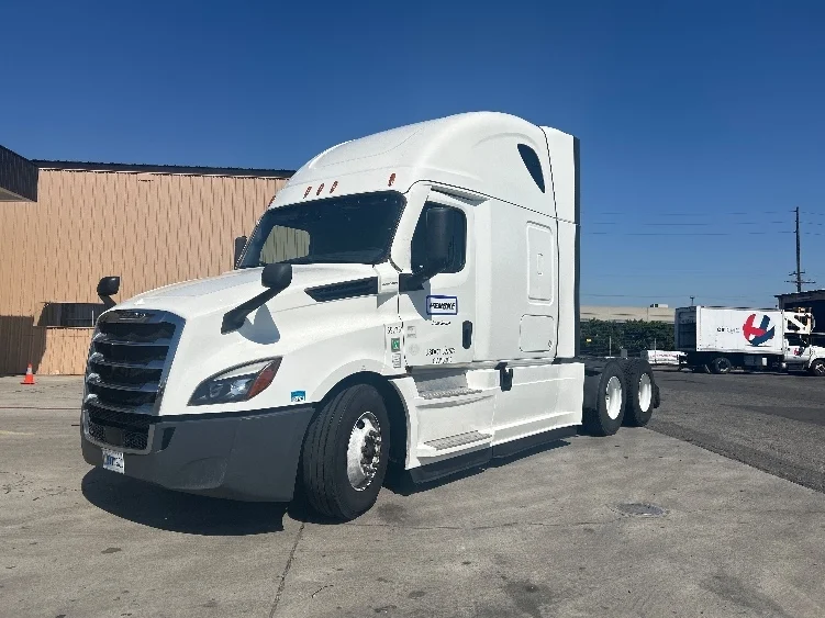 2021 Freightliner Cascadia in Torrance, CA — photo 3