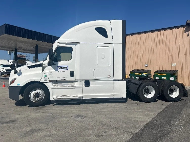 2021 Freightliner Cascadia in Torrance, CA — photo 4