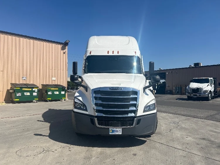 2021 Freightliner Cascadia in Torrance, CA — photo 2