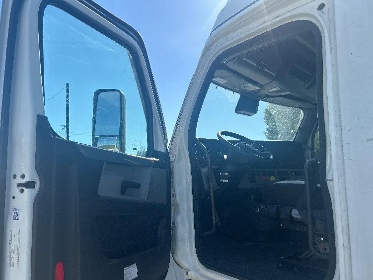 2021 Freightliner Cascadia in Torrance, CA — photo 9