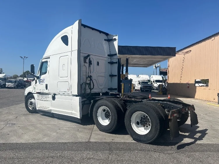 2021 Freightliner Cascadia in Torrance, CA — photo 5