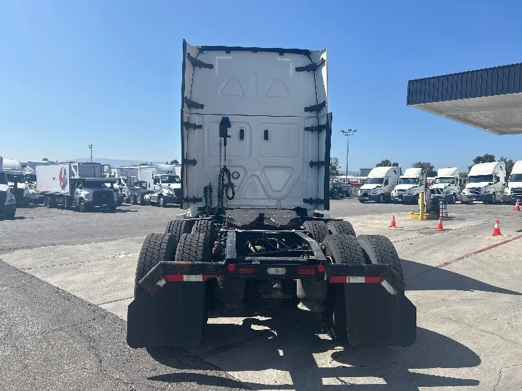 2021 Freightliner Cascadia in Torrance, CA — photo 6