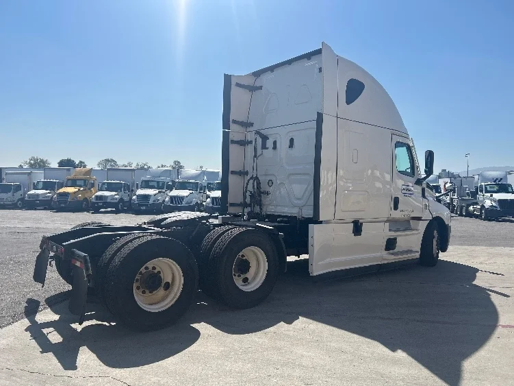 2021 Freightliner Cascadia in Torrance, CA — photo 7