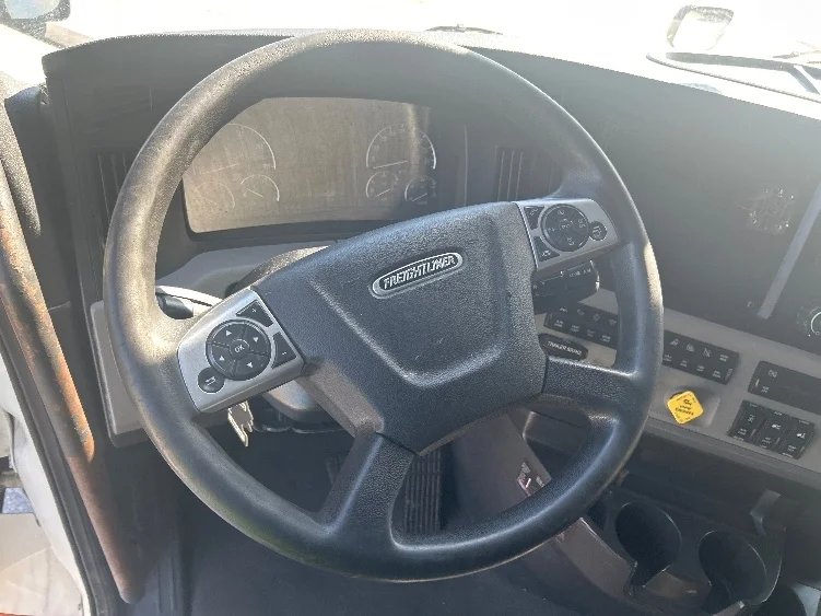 2021 Freightliner Cascadia in Torrance, CA — photo 10