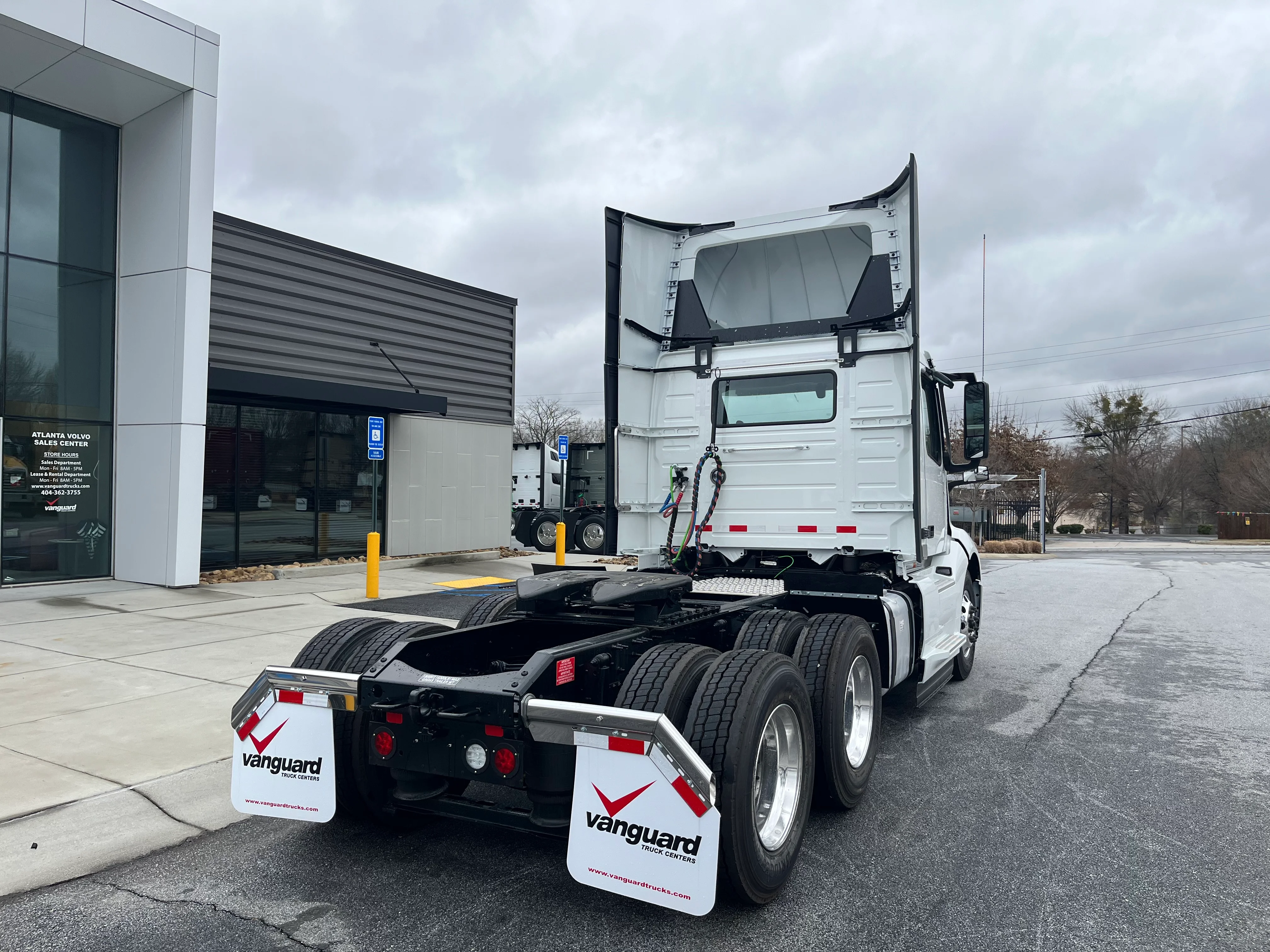 2025 Volvo VNL 300 in Adairsville, GA — photo 5