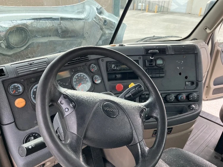 2017 Freightliner Cascadia - image 10