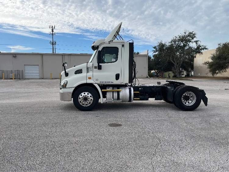 2017 Freightliner Cascadia - image 4