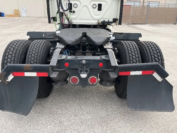 2017 Freightliner Cascadia - image 6