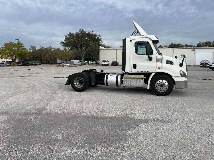 2017 Freightliner Cascadia - image 8