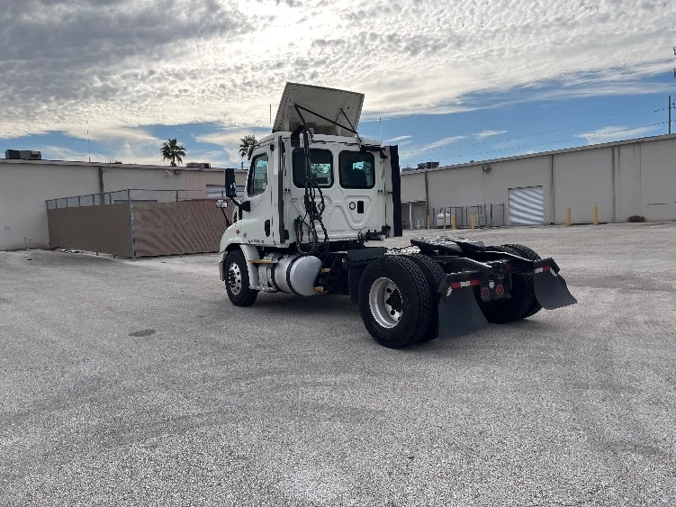 2017 Freightliner Cascadia - image 5