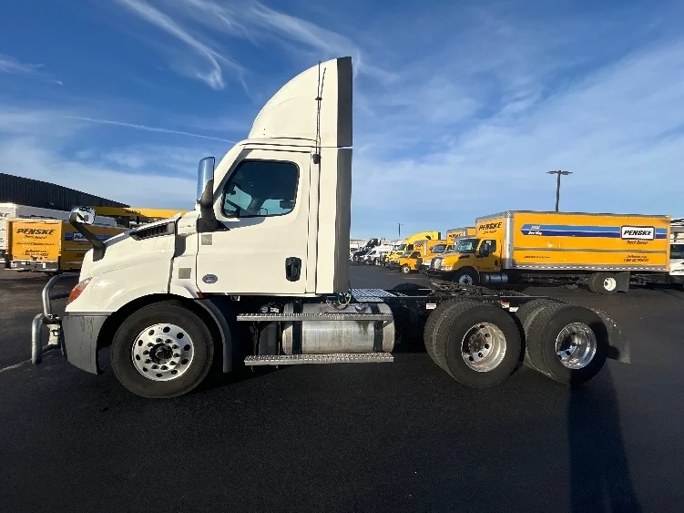 2022 Freightliner Cascadia in Lowell, AR — photo 4