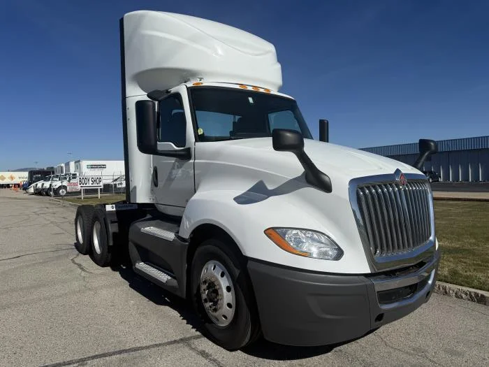 2021 International LT - image 8