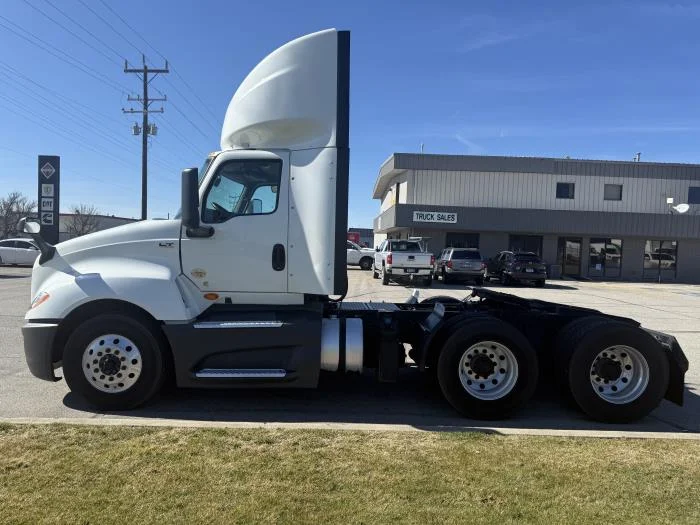 2021 International LT - image 3