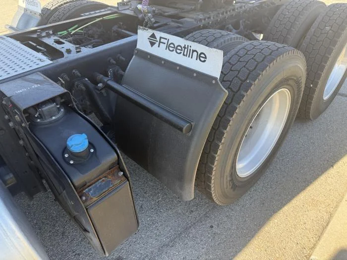 2021 International LT - image 11