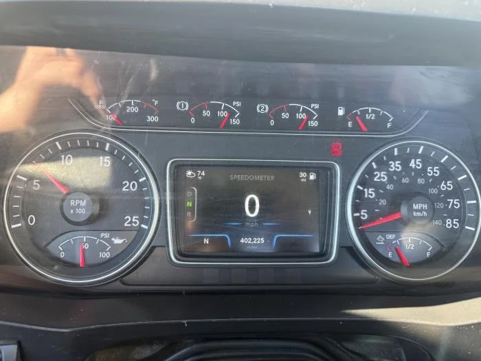 2021 International LT - image 19