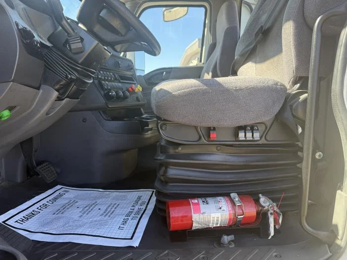 2021 International LT - image 15