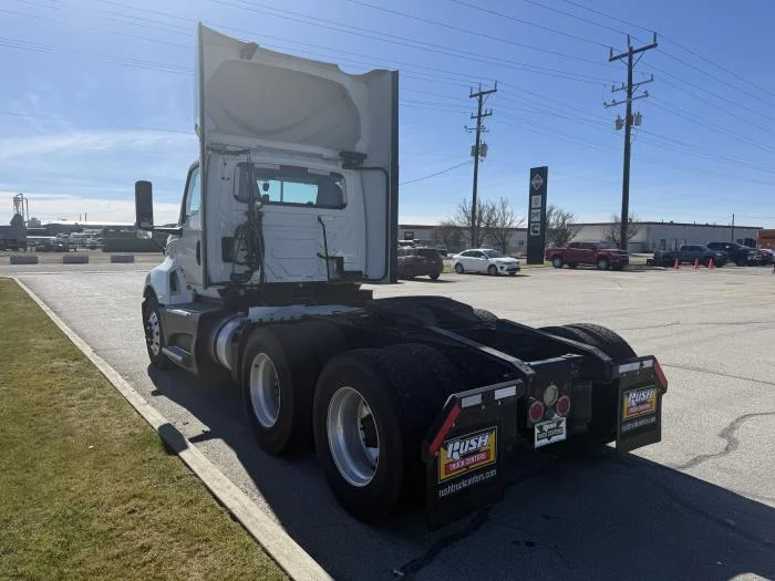 2021 International LT - image 4