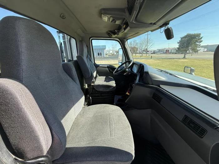 2021 International LT - image 23