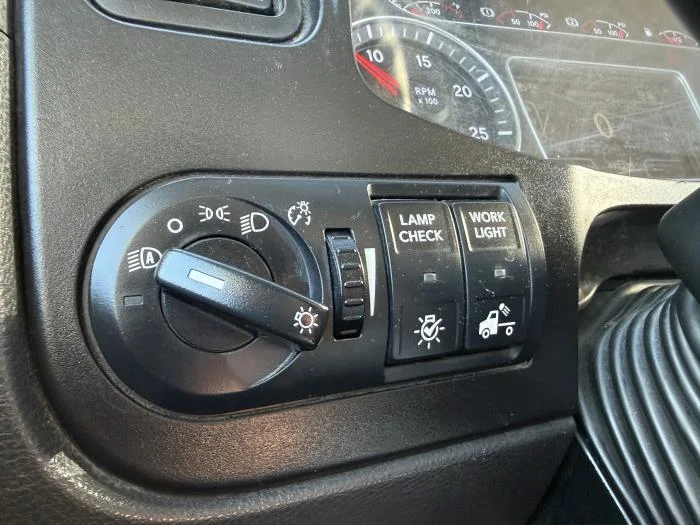 2021 International LT - image 17