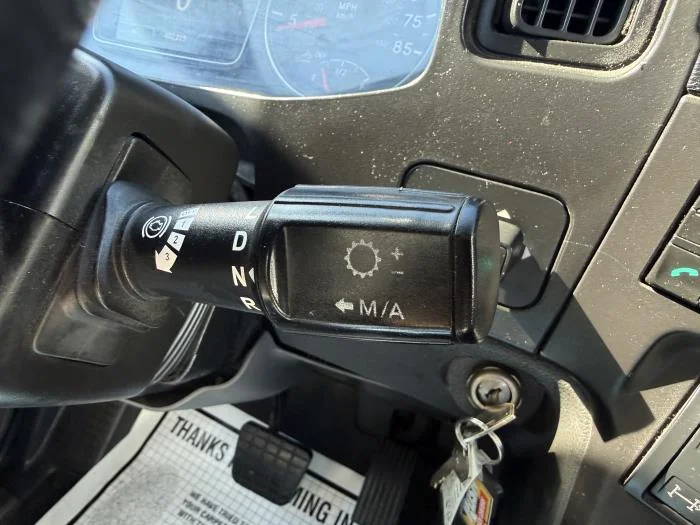 2021 International LT - image 18