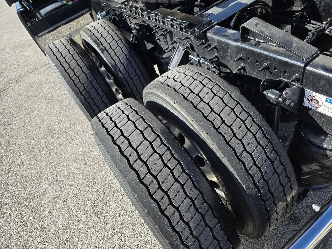 2026 Volvo VNL 660 in Toledo, OH — photo 13