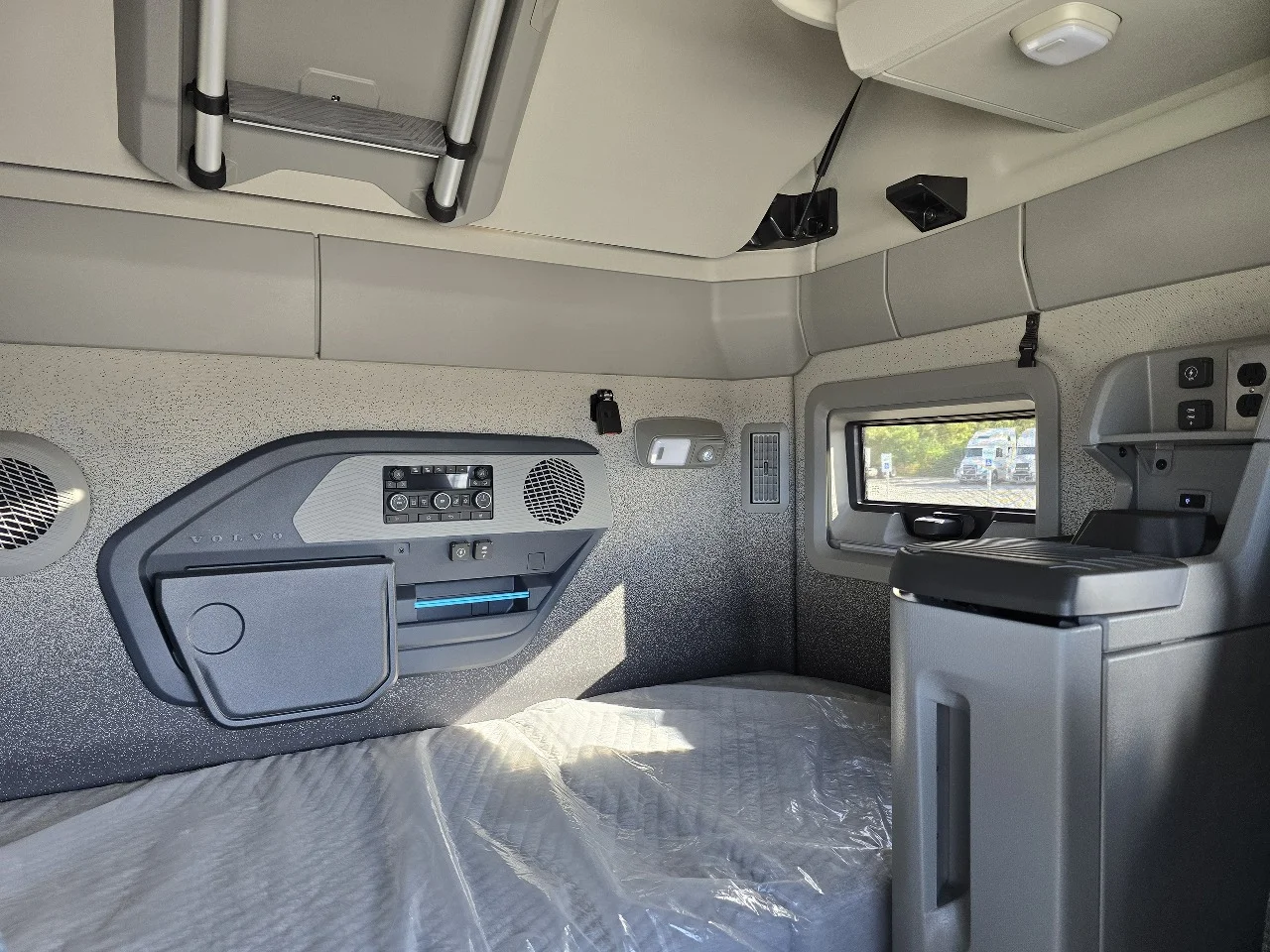 2026 Volvo VNL 660 in Toledo, OH — photo 11