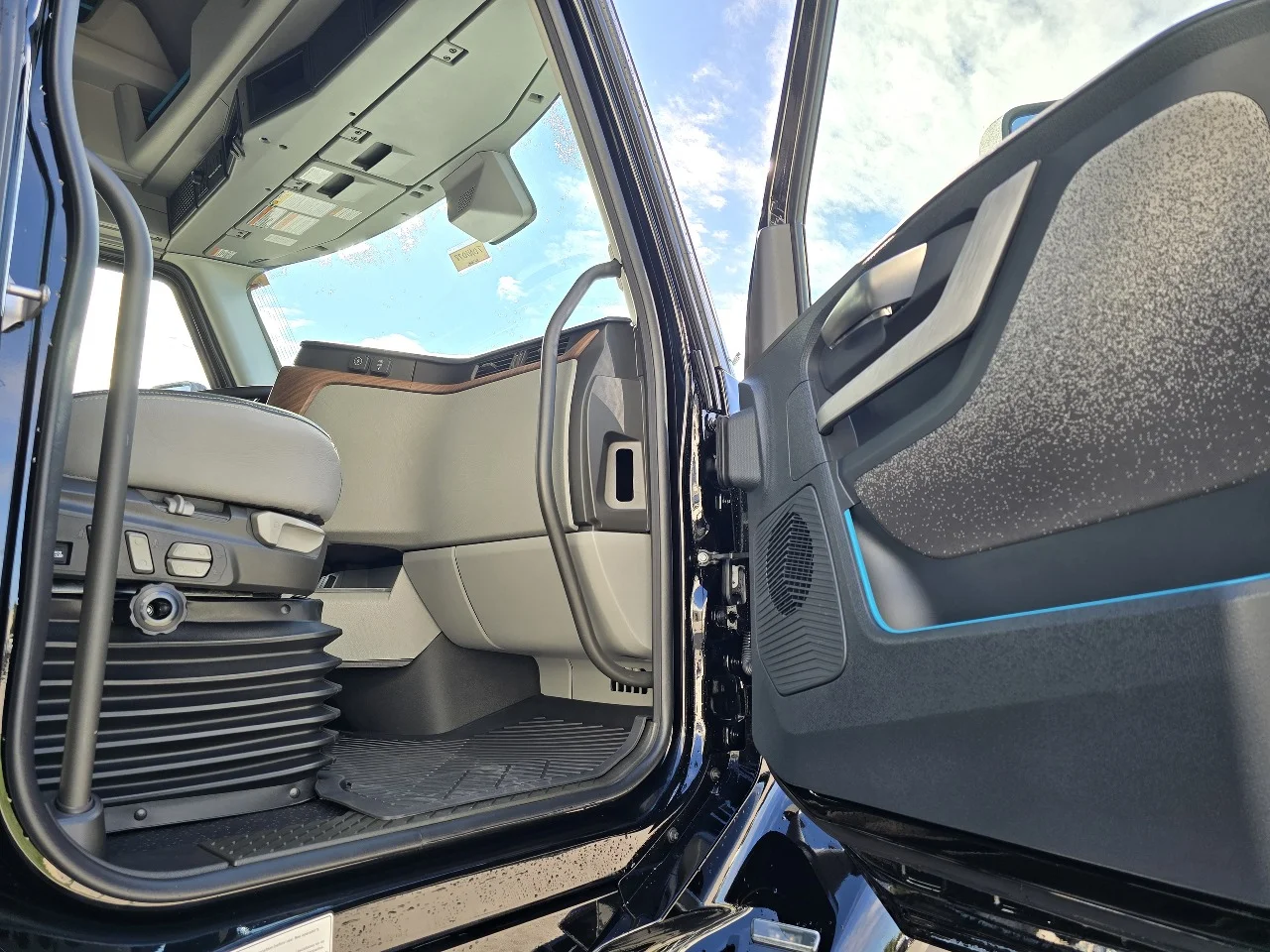 2026 Volvo VNL 660 in Toledo, OH — photo 12