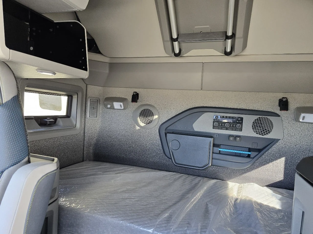 2026 Volvo VNL 660 in Toledo, OH — photo 10