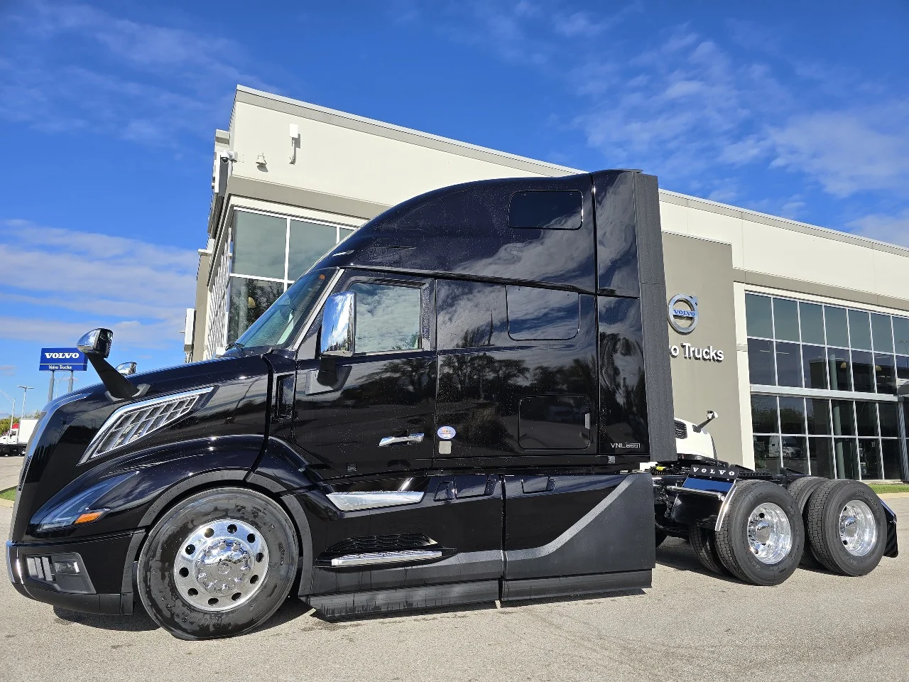 2026 Volvo VNL 660 in Toledo, OH — photo 5