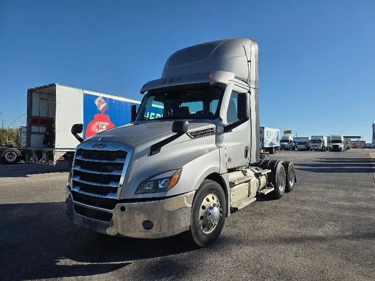 2021 Freightliner Cascadia in Kansas City, MO — photo 3