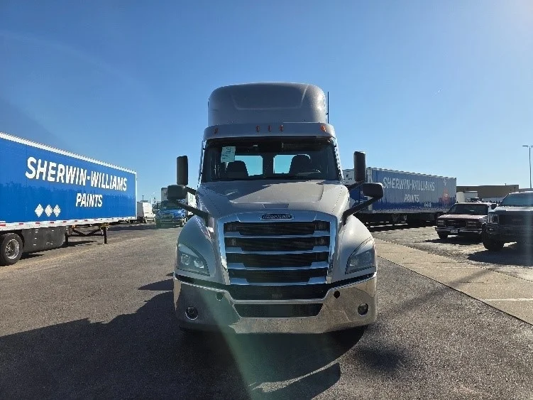 2021 Freightliner Cascadia in Kansas City, MO — photo 2
