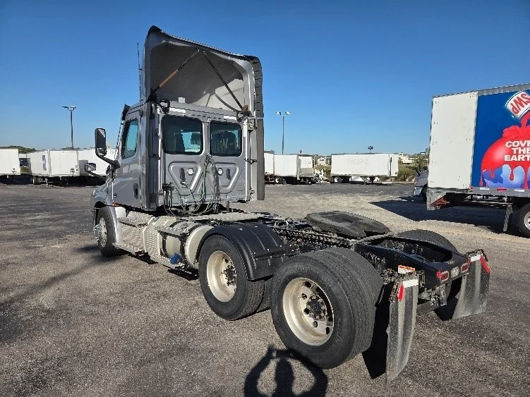 2021 Freightliner Cascadia in Kansas City, MO — photo 5