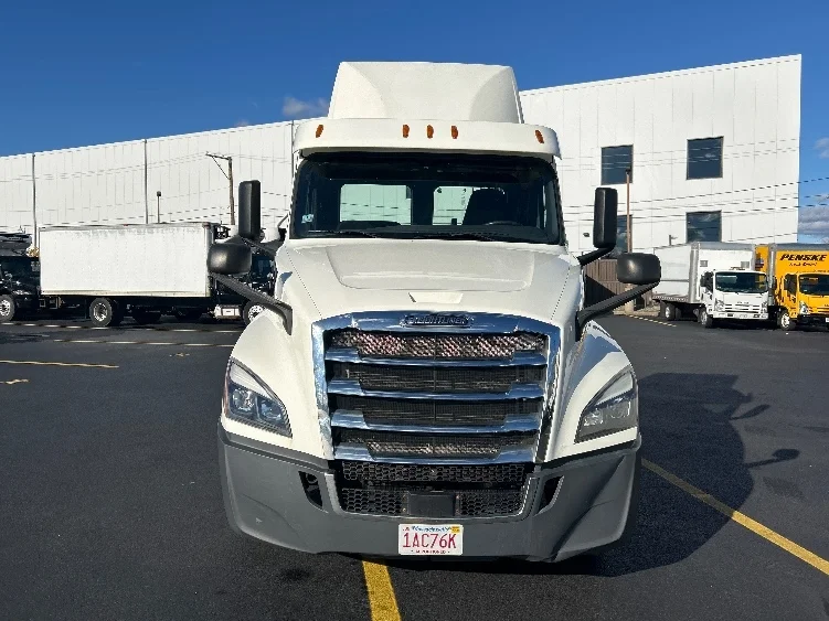2019 Freightliner Cascadia in Braintree, MA — photo 2