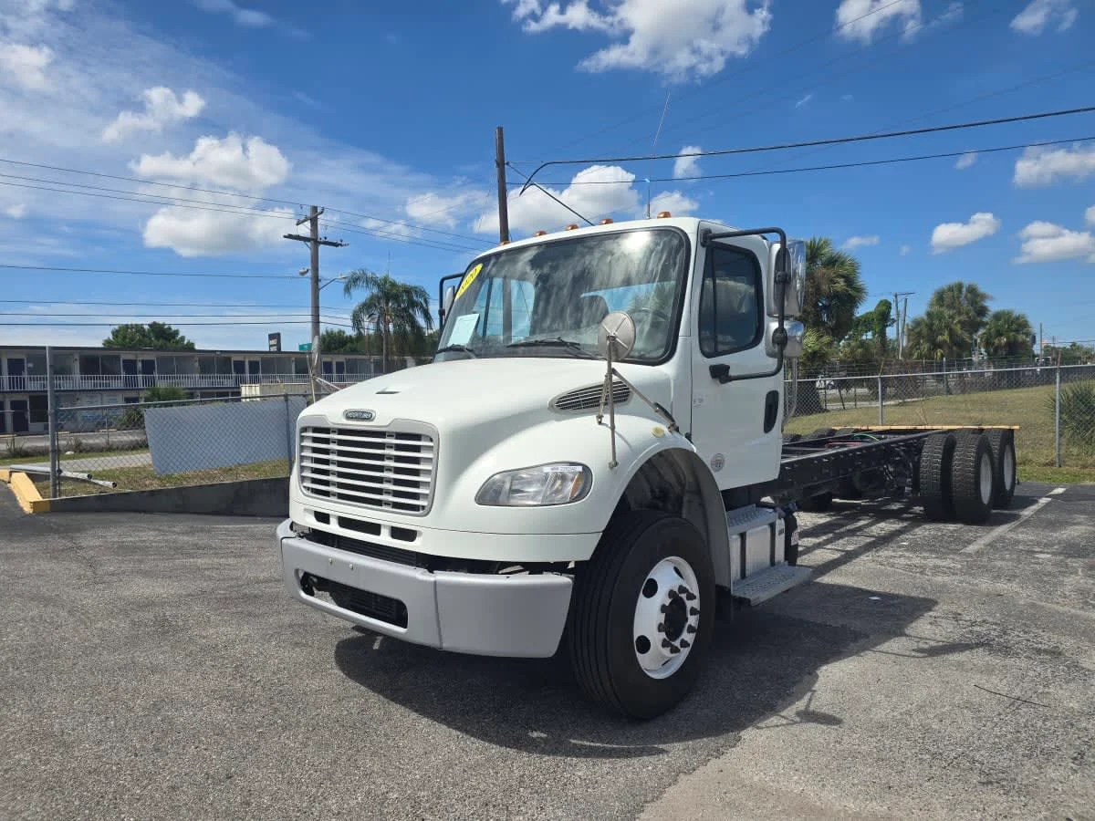 2020 Freightliner M2 106 in Tampa, FL — photo 3