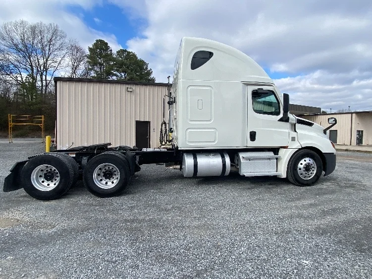 2022 Freightliner Cascadia - image 8