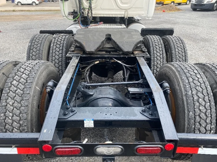 2022 Freightliner Cascadia - image 6