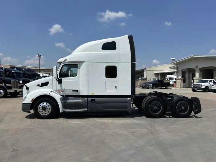 2021 Peterbilt 579 - image 3
