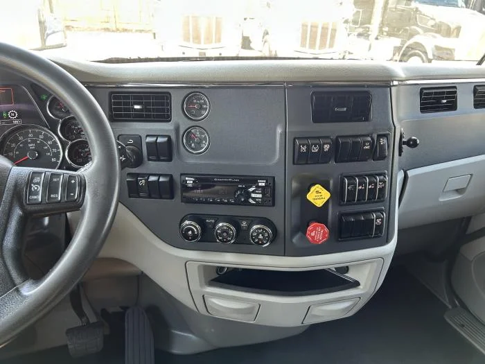 2021 Peterbilt 579 - image 38