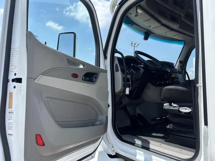2021 Peterbilt 579 - image 25