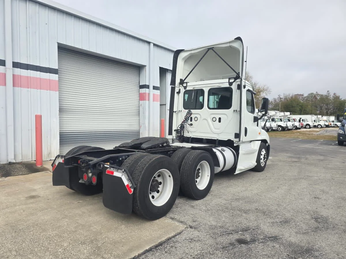 2019 Freightliner Cascadia - image 6