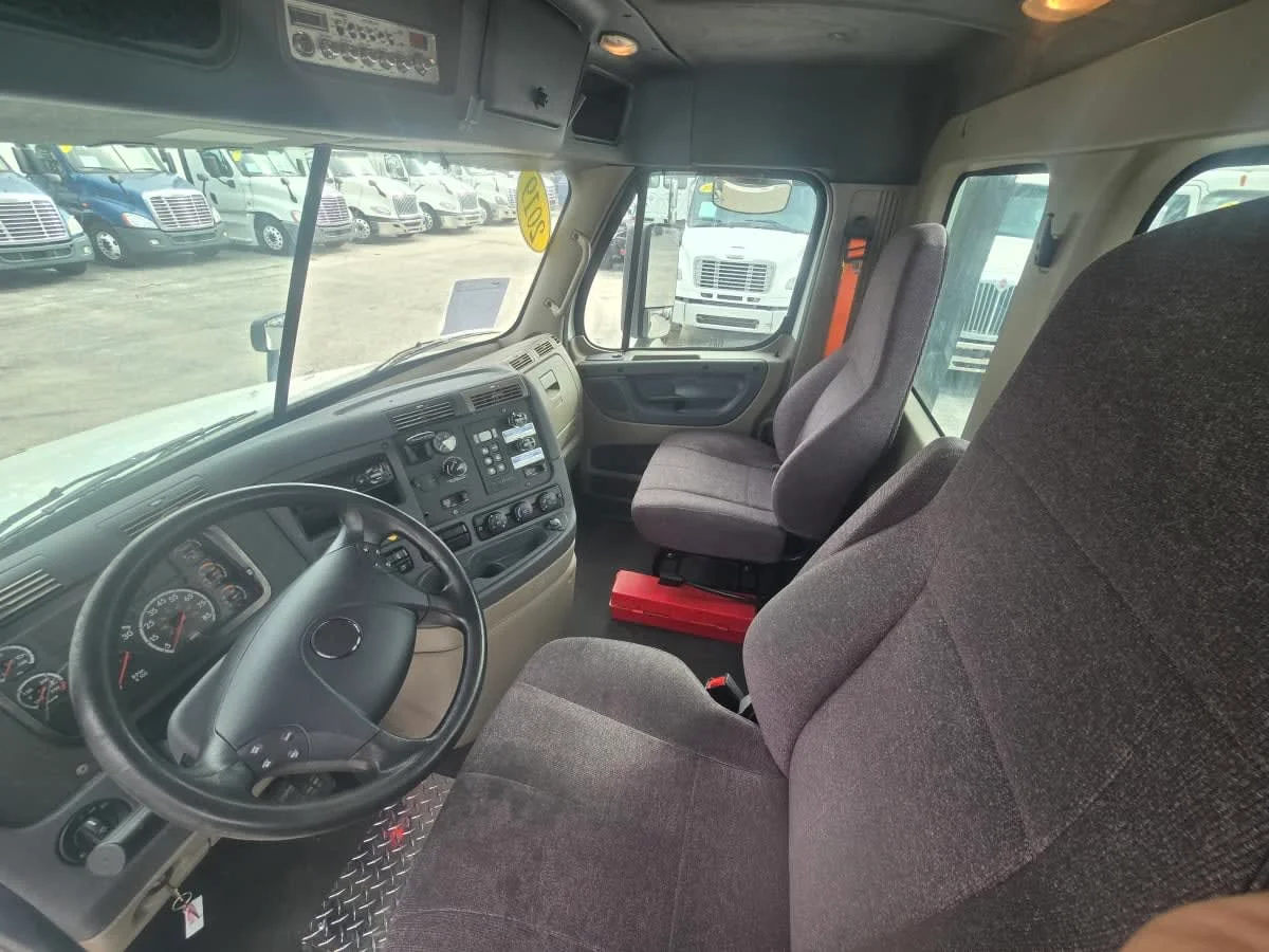 2019 Freightliner Cascadia - image 7