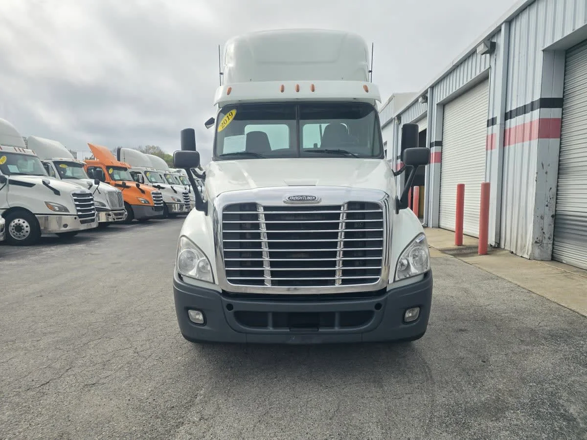2019 Freightliner Cascadia - image 2