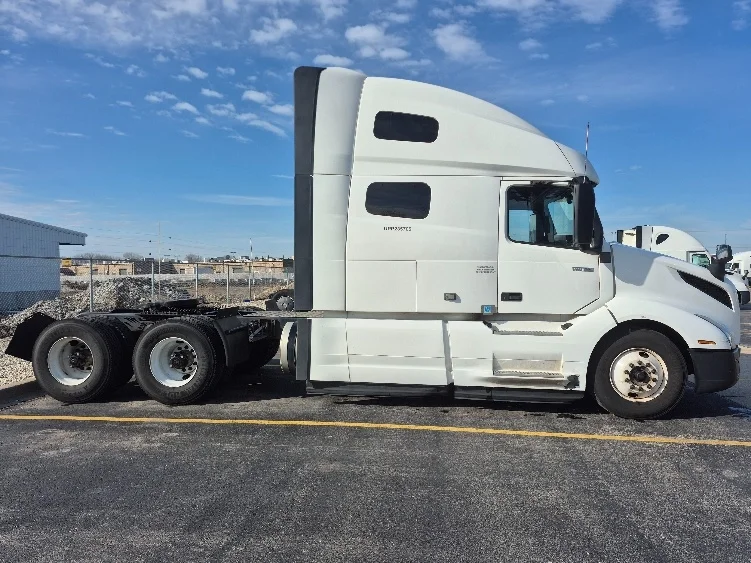 2023 Volvo VNL 760 - image 8