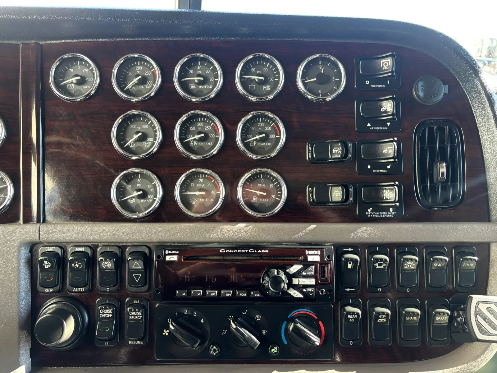 2016 Peterbilt 389 - image 18