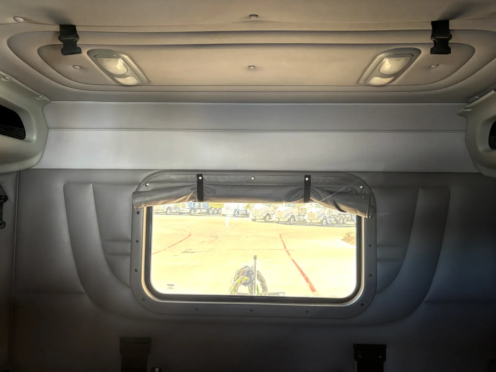 2016 Peterbilt 389 - image 23